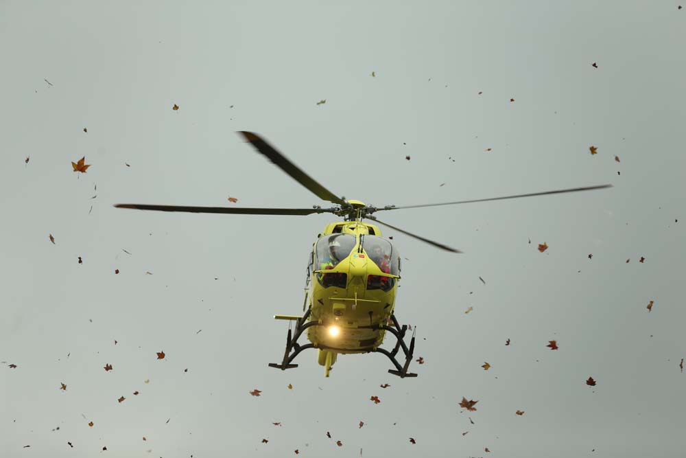 Asistencia sanitaria desde un helicóptero. Cada dos minutos el seguro atiende a una víctima por un accidente de tráfico.