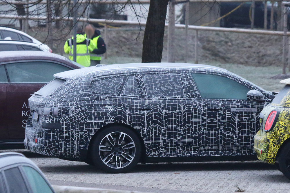 2023 BMW Serie 5 Touring camuflado. Imagen lateral.