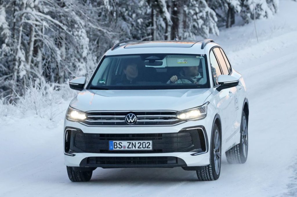 VW Tiguan white 2 Motor16