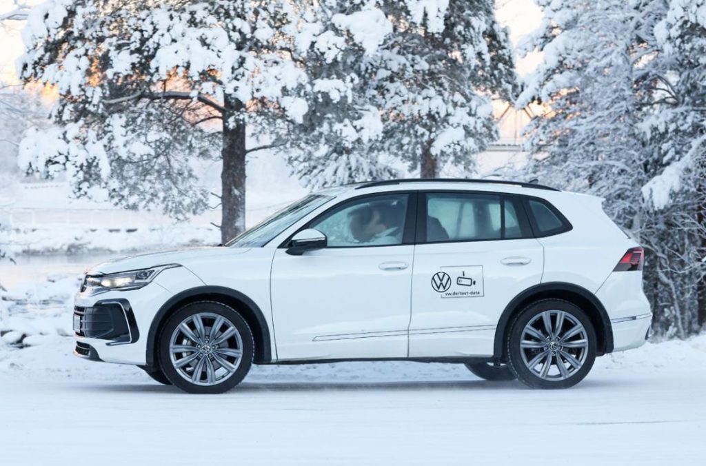 VW Tiguan white 8 Motor16