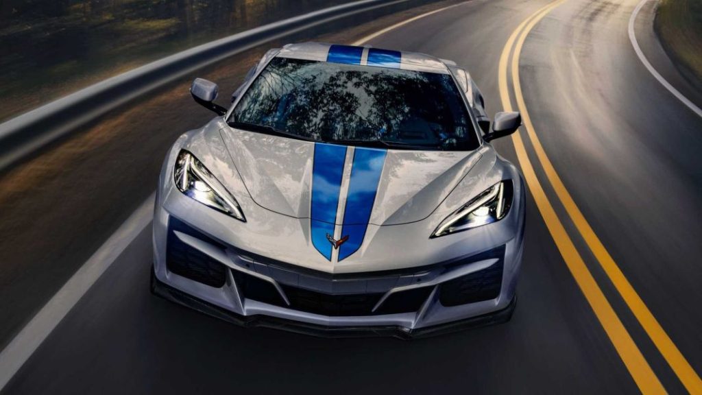 2023 chevrolet corvette e ray 2 Motor16