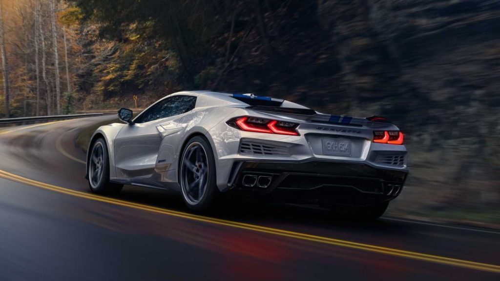 2023 chevrolet corvette e ray 3 Motor16