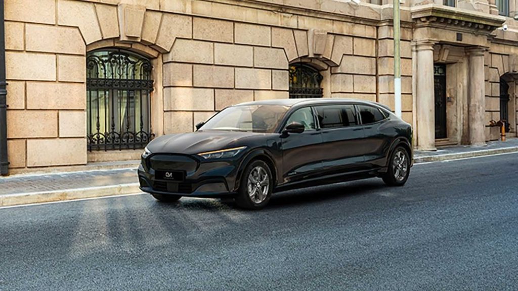 2023 Ford Mustang Mach-E limusina. Imagen movimiento.