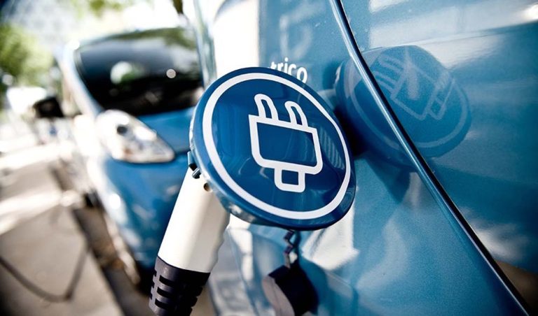 Las nuevas normativas que llegan hoy que afectan al coche eléctrico: ‘No solo es cargar y enchufar’