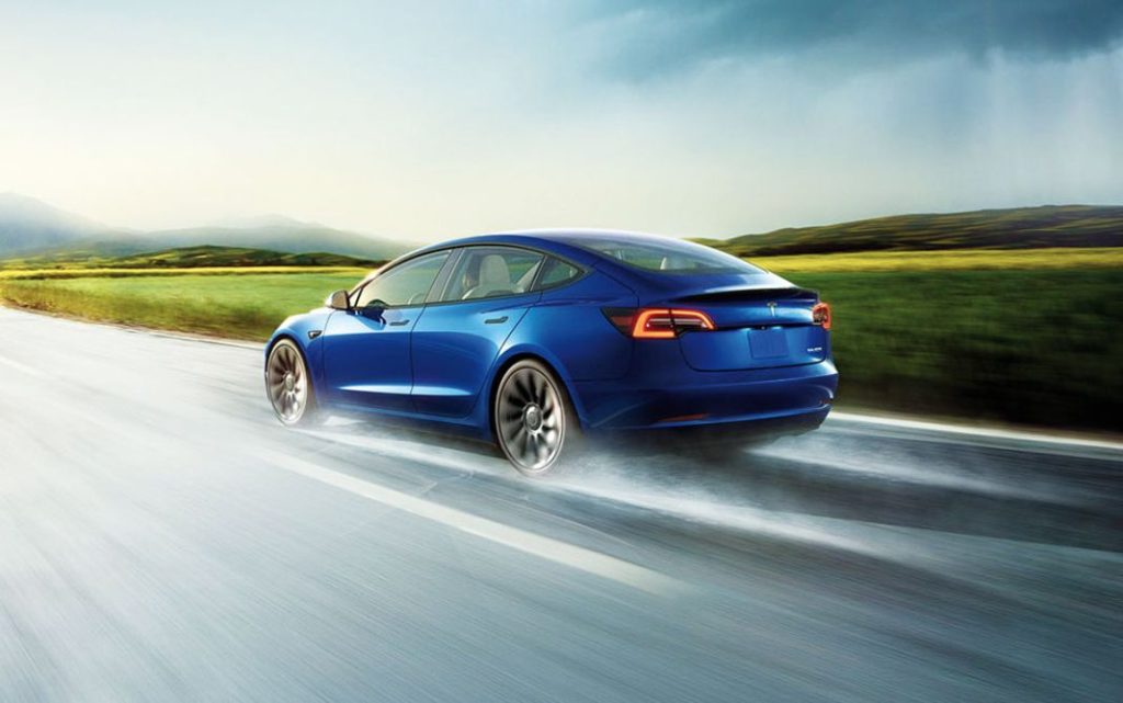 2023 Tesla Model 3. Imagen movimiento trasero.