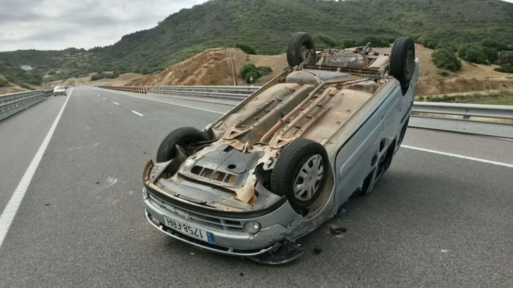 La multa por tocar la pantalla del coche mientras conduces - Uppers