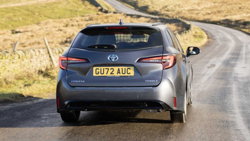 2023 Toyota Corolla Commercial. Imagen movimiento trasero.