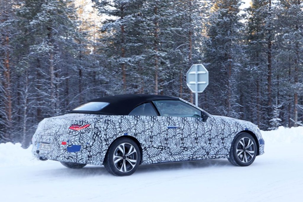Mercedes CLE Convertible winter 12 Motor16