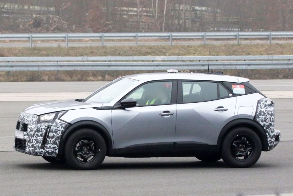 Peugeot 2008 facelift 13 Motor16