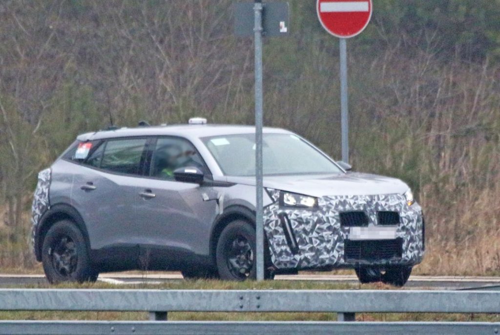 Peugeot 2008 facelift 18 Motor16