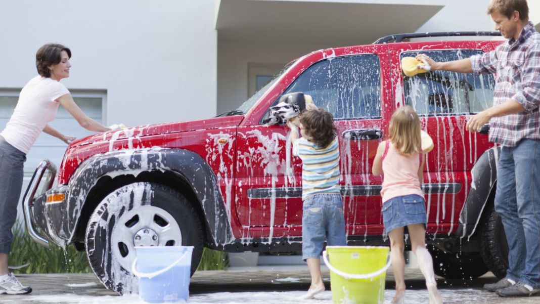 Vinagre, champú o bicarbonato: cómo limpiar el coche con productos caseros