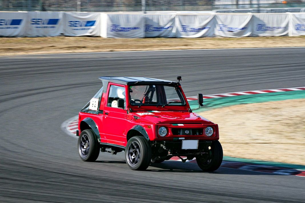 Mira cómo estos Suzuki Samurai preparados devoran el circuito