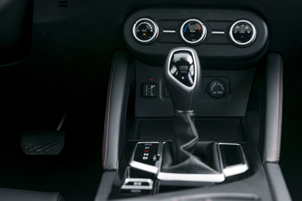 2023 DFSK 500. Imagen detalle selector del cambio.
