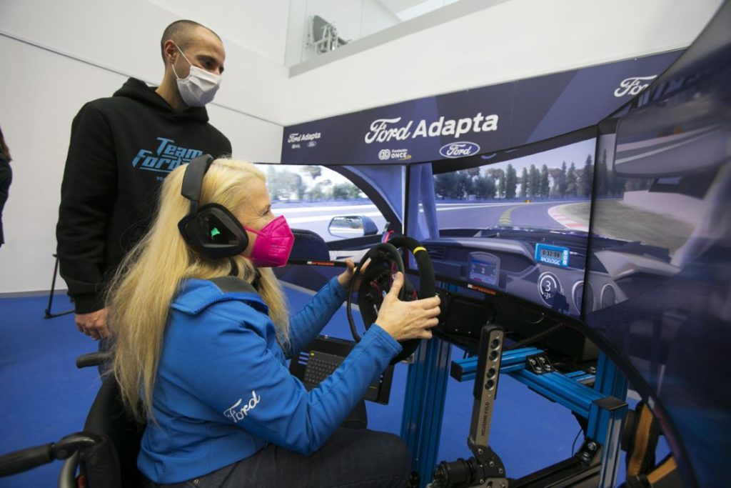 Además de la presentación del eléctrico Mustang Mach-E adaptado, Ford ha cedido una unidad de su simulador al Hospital de Parapléjicos de Toledo.