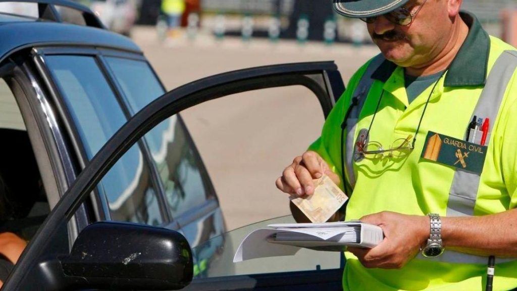 La multa por tocar la pantalla del coche mientras conduces - Uppers