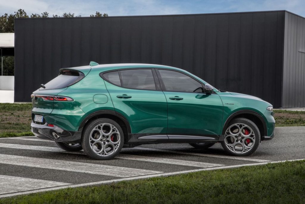 2023 Alfa Romeo Tonale PHEV Q4. Imagen estática lateral.