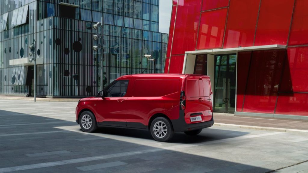 2023 FORD TRANSIT COURIER EXTERIOR 01 Motor16