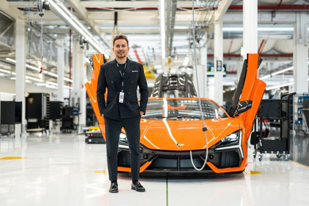 Jorge Lorenzo recorrió las instalaciones de producción de Lamborghini.