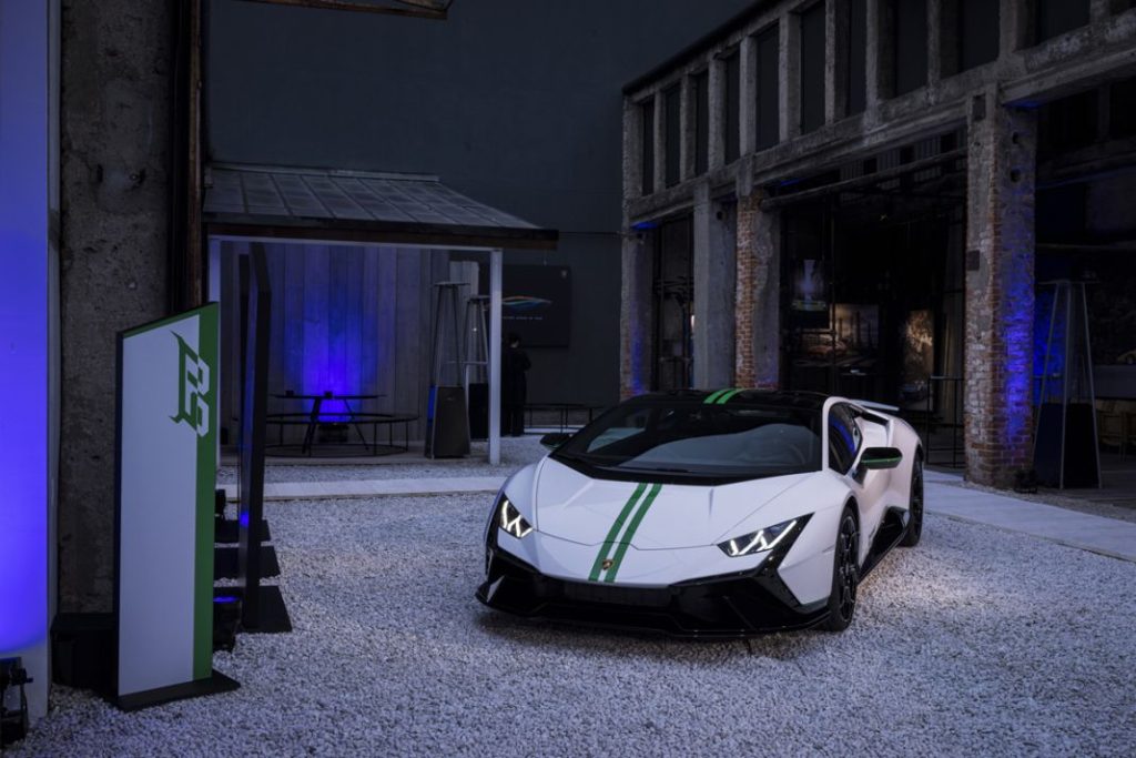 Una de las ediciones del 60 aniversario del Lamborghini Huracán Tecnica se presenta en blanco con líneas verdes.