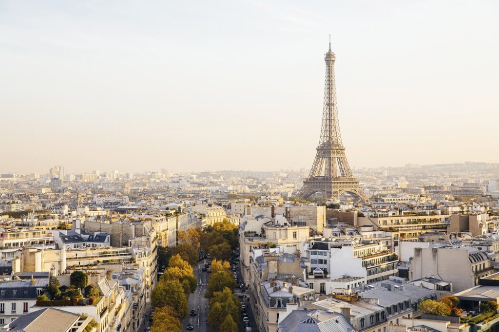 eiffel tower and paris skyline Motor16