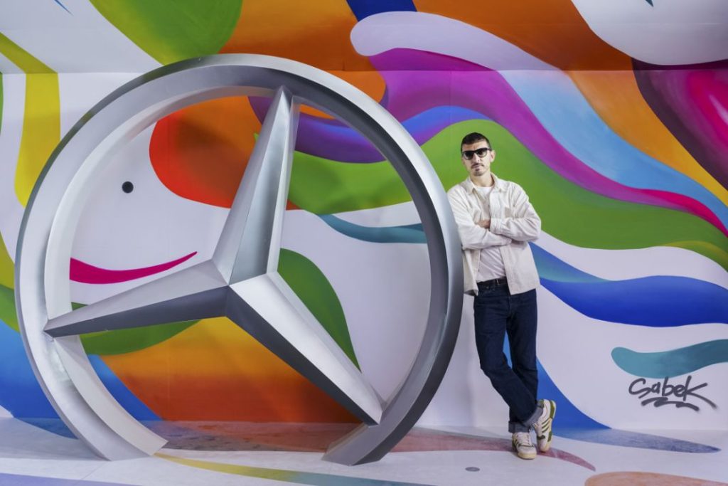 El artista madrileño Sabek ha diseñado el mural que decora el stand de Mercedes-Benz en el Mutua Madrid Open.