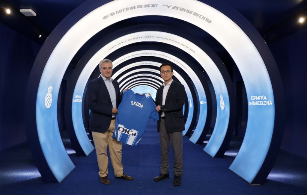 Fidel Jiménez de Parga, director general de Skoda España, y Mao Ye Wu, CEO del RCD Espanyol firmaron el acuerdo que proveerá de coches a los jugadores.