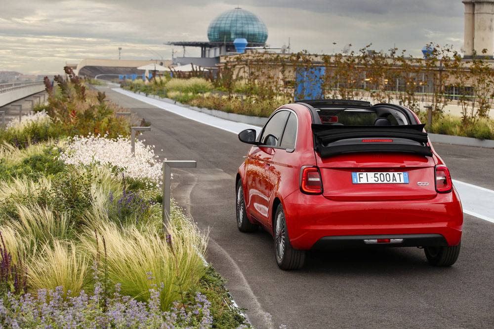 2023 Fiat 500e Urban Range. Imagen estática trasera.