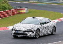 El sedán eléctrico de Lotus debuta en Nürburgring