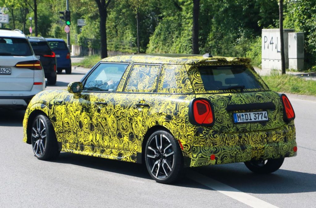 MINI Cooper 5 door 19 Motor16
