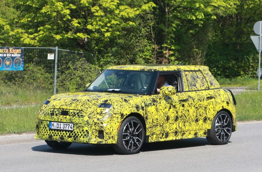 MINI Cooper 5 door 4 Motor16