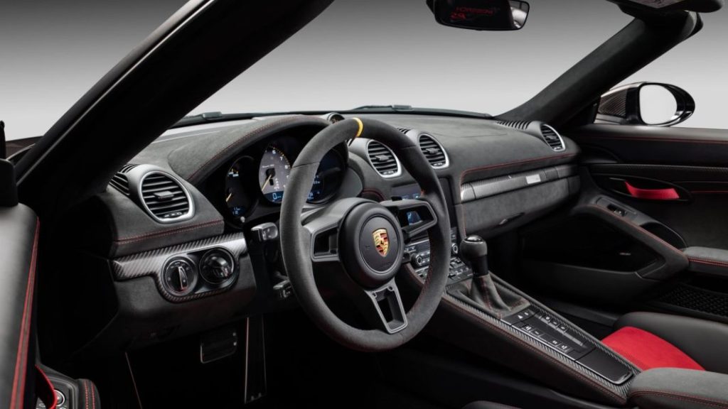 Porsche 718 Spyder RS salpicadero Motor16