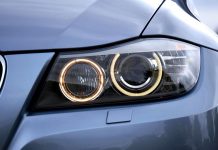 El truco infalible para dejar los faros de tu coche como el primer día por menos de 1 euro