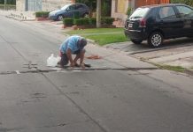 ‘Está arreglando baches sin permiso’. Y por eso este vecino está en busca y captura