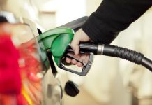El truco definitivo para saber si una gasolinera nos engaña al echar gasolina