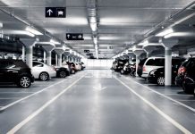 ¿Me pueden multar por guardar una plaza de aparcamiento?