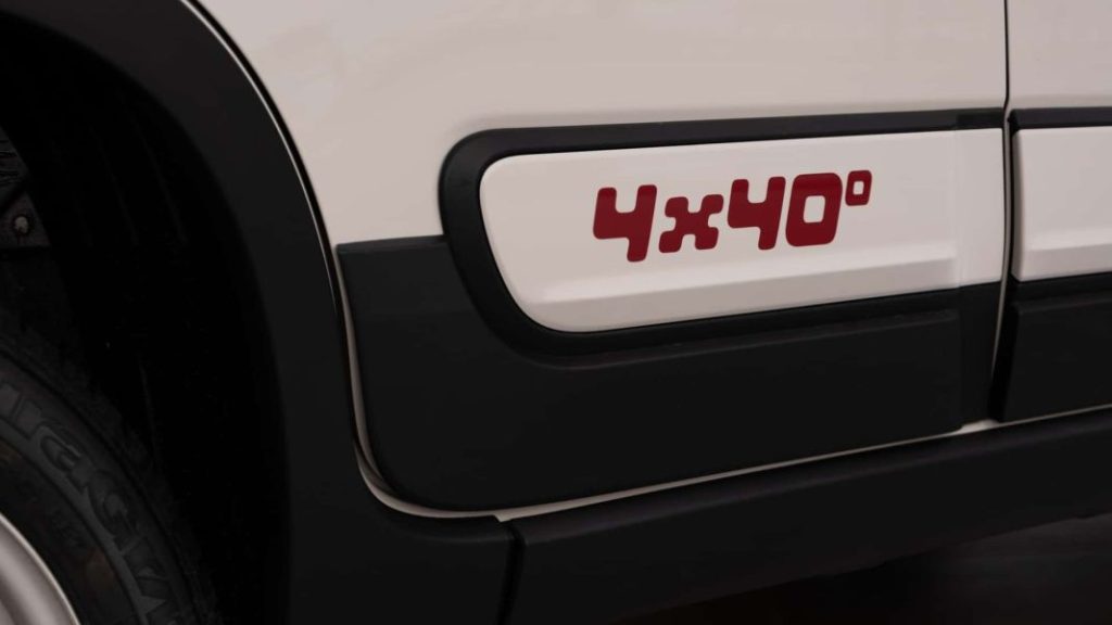 2023 Fiat Panda 4x40º. Imagen detalle emblema.
