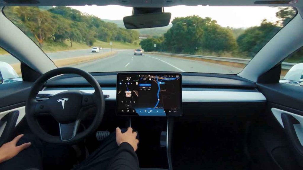 2023 Tesla Autopilot. Imagen conducción.