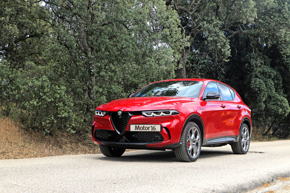 Alfa Romeo Tonale PHEV rival Toyota C-HR