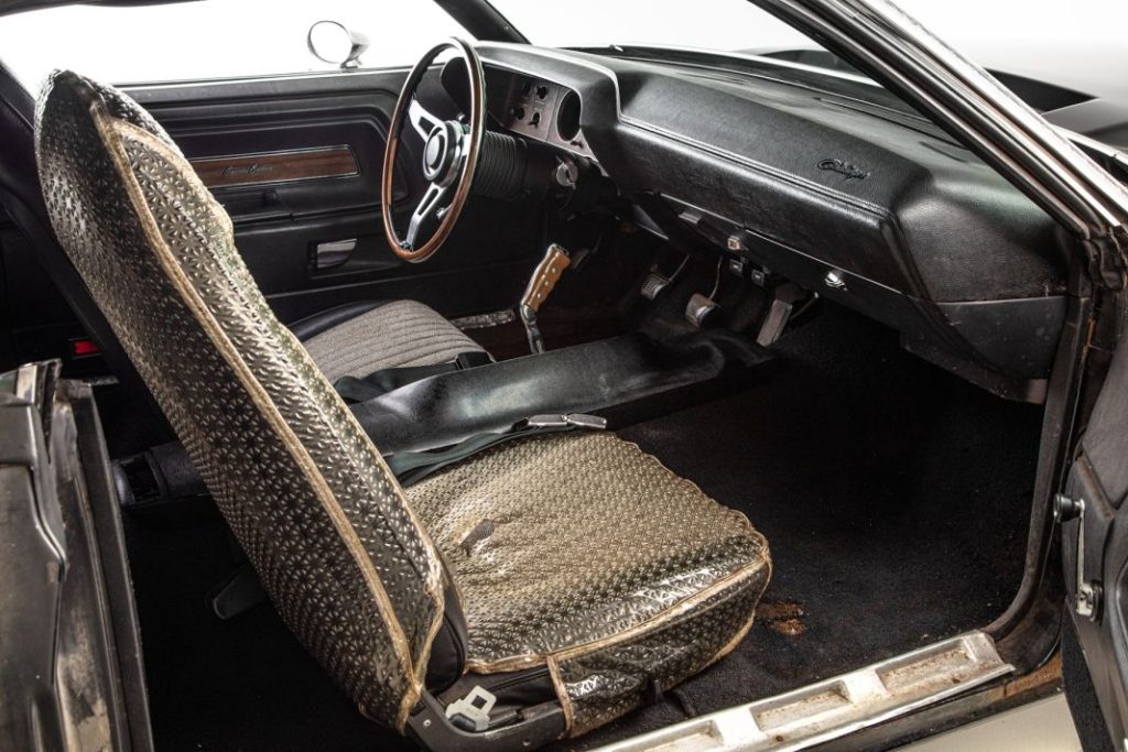Dodge Challenger interior Motor16