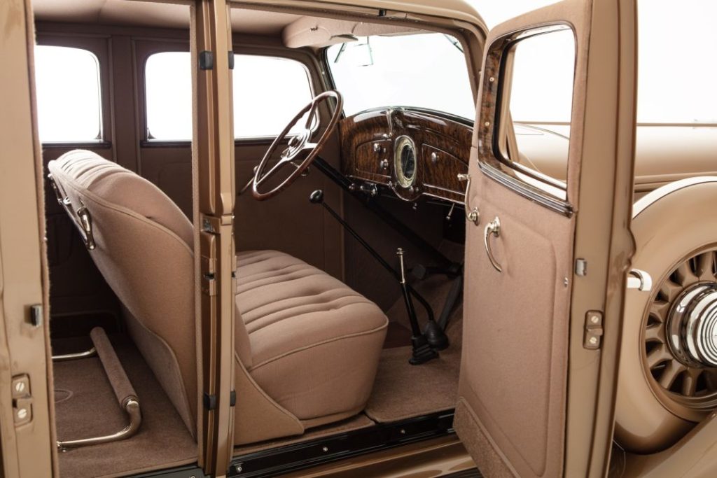 Graham 8 sedan interior Motor16