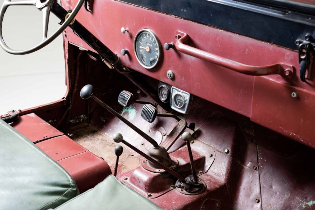 Willys CJ 6 interior Motor16