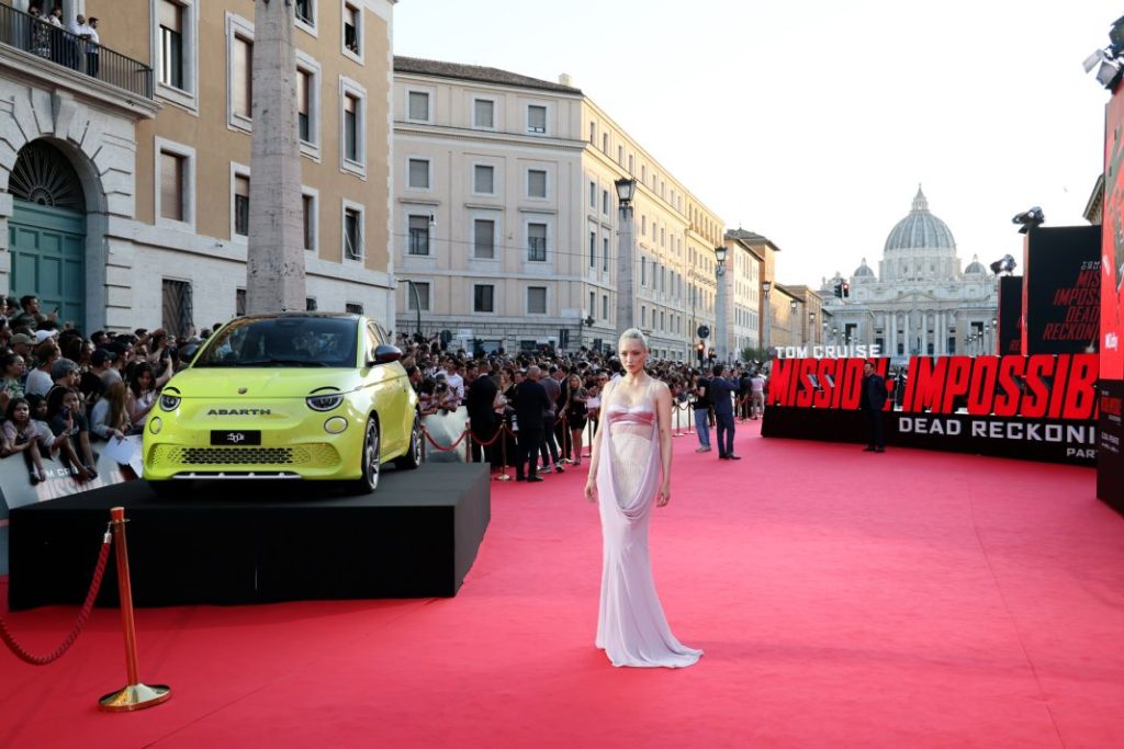 El Abarth 500e será uno de los coches protagonistas de un anuncio inspirado en la película 'Misión Imposible 7'.