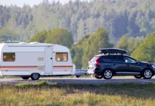 La nueva instrucción de la DGT que deberías tatuarte si conduces una caravana o camper