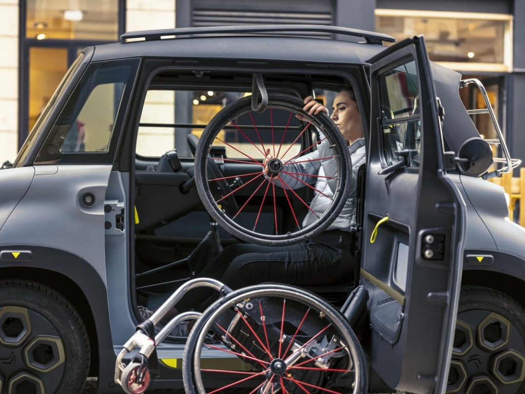 El Citroën Ami for All permite introducir la silla de ruedas en el interior con facilidad.