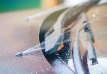 El motivo para no llenar con agua el depósito del líquido limpiaparabrisas