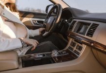Este dispositivo es ilegal llevarlo en el coche. Y si te pilla la DGT te multa con 6.000 euros