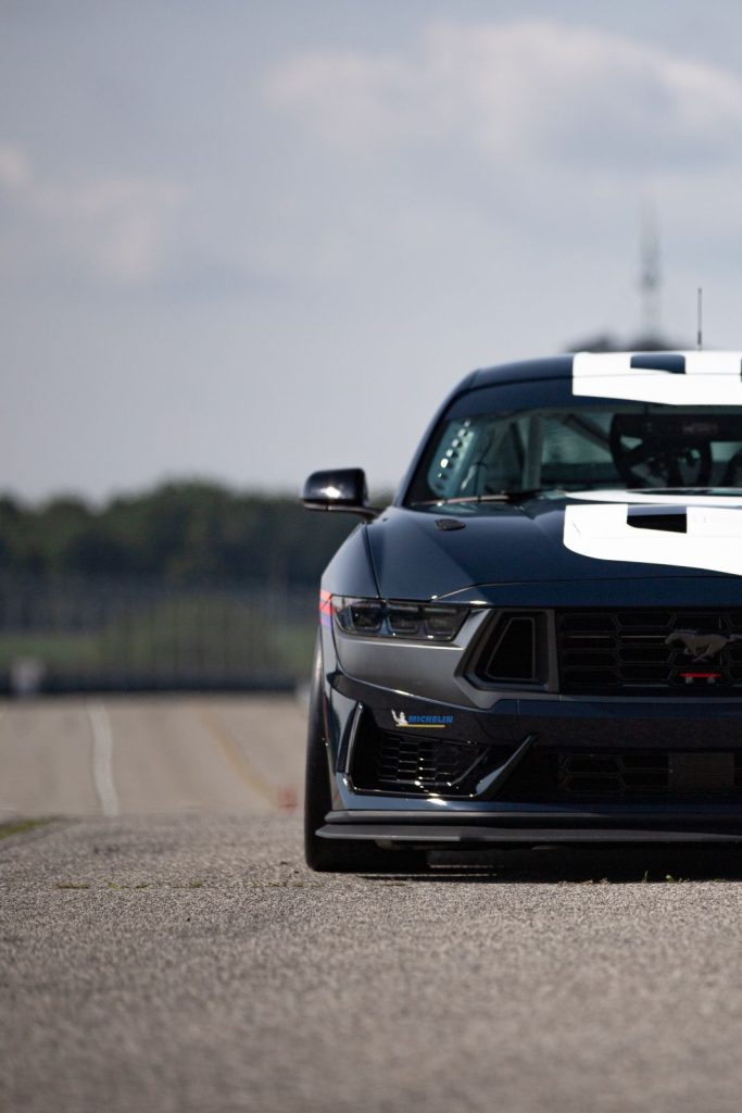 Ford Mustang Dark Hoser R 10 Motor16