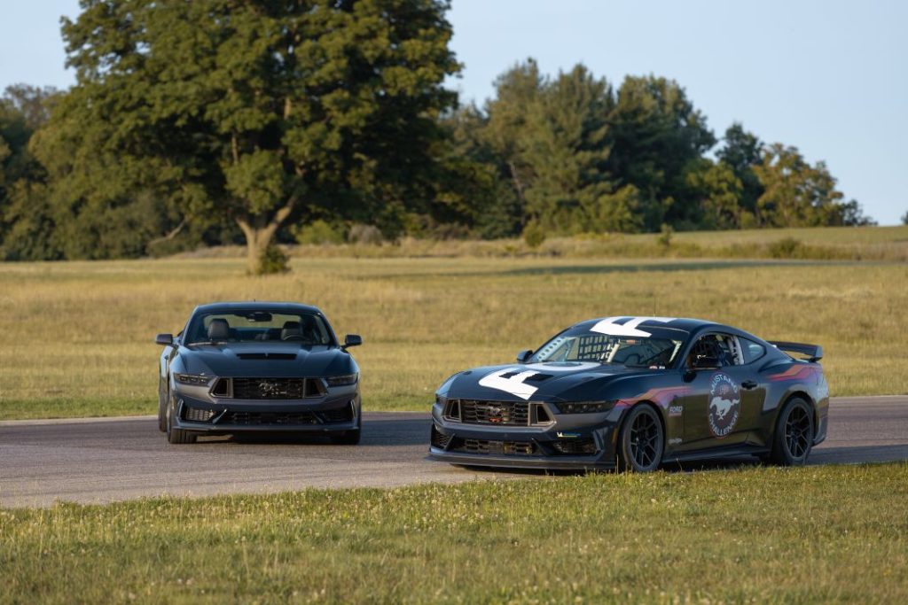 Ford Mustang Dark Hoser R 30 Motor16