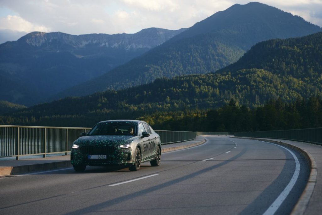 Skoda Superb Berlina 10 Engine16