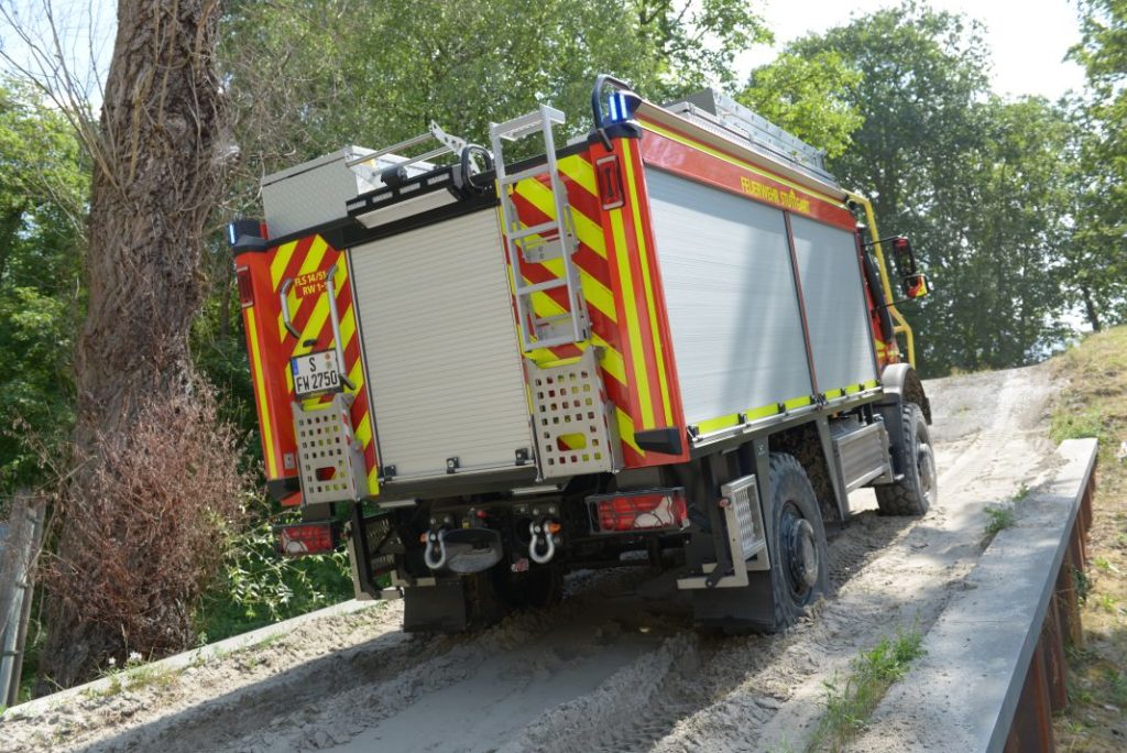 Unimog bomberos mercedes 8 Motor16